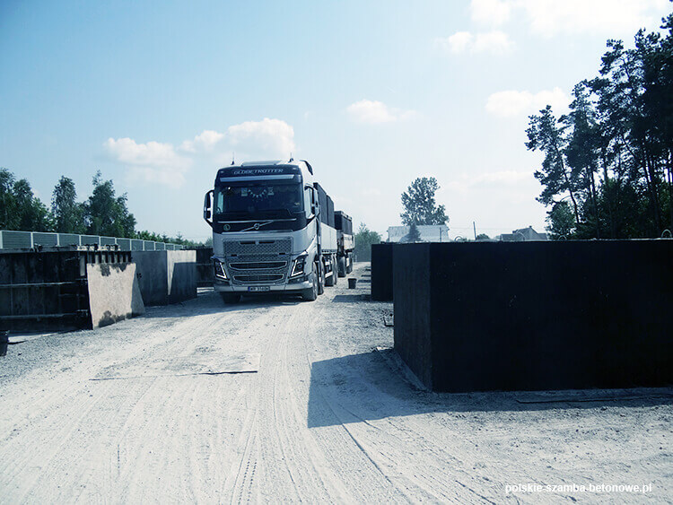 Transport szamb betonowych  w Makowie Podhalańskim